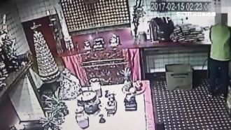 警拜拜赫見「黑影」　賊偷香油遭活逮