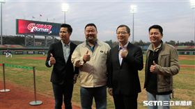 吳志揚致贈加菜金（圖／記者王怡翔攝）