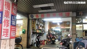 莊男騎贓車前往機車行抵押並詐得8千元後消失，邱老闆憤而報案，警以車追人逮獲莊男到案（翻攝畫面）