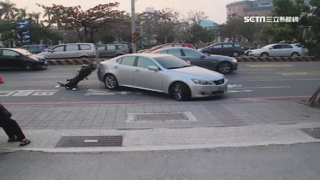 前煞太靈敏！重機後輪騎上轎車後車廂