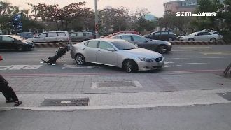 前煞太靈敏！重機後輪騎上轎車後車廂