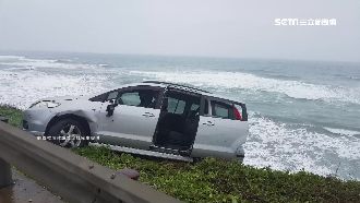 醉男上路稱感冒　自撞衝下邊坡險墜海