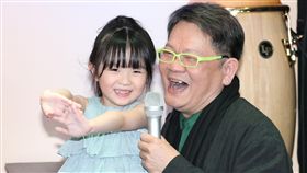 20170221-鄭進一台北小巨蛋演唱會記者會小女兒獻吻