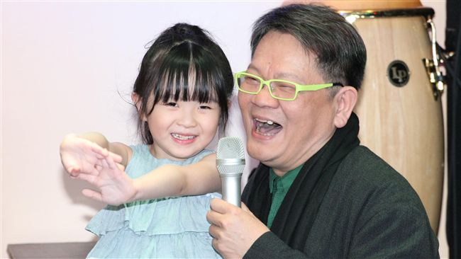 鄭進一女兒現身　熱舞、獻吻幫爸催票