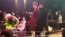 兩位婚禮歌手完美重現《鬼怪》經典橋段。（圖／翻攝自유한용臉書）