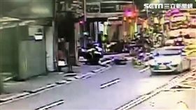 駱姓男子騎車行經得和路遭警盤查，他心虛加速逃逸又衝撞警車，遭到警員壓制逮捕（翻攝畫面）