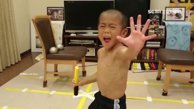 李小龍6歲版！日童渾身肌肉耍雙截棍