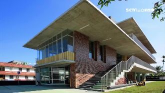 昔獲建築大獎　6年後竟成透天鐵皮屋