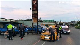 程姓計程車司機排班時玩槍，機車騎士經過時發現報案，警方發動攔截圍捕順利逮人，並起獲（翻攝畫面）