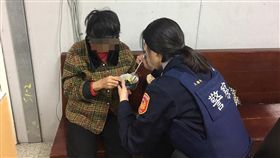 人美心也美！女警助喑啞婆返家　貼心「一口一口」親餵晚餐
圖／翻攝自臺中市政府警察局豐原分局臉書