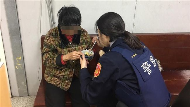 暖女警助喑啞婆返家　貼心親餵晚餐