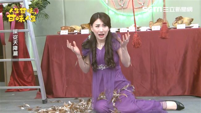 悲劇惹！雞「屎從天降」李新花容失色