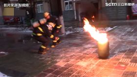 圖／大陸消防員英勇抱煤瓶下樓
