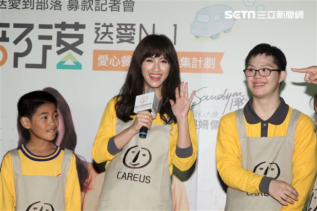 吳姍儒擔任喜憨兒基金會公益大使「送愛到部落」，捐贈愛心餐盒關懷偏鄉學童。（記者邱榮吉/攝影）