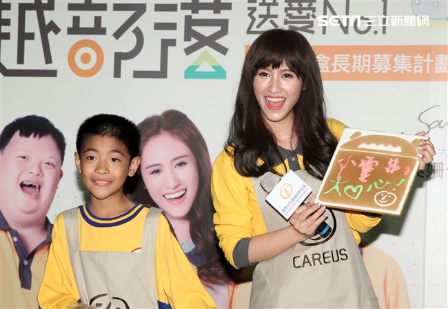 吳姍儒擔任喜憨兒基金會公益大使「送愛到部落」，捐贈愛心餐盒關懷偏鄉學童。（記者邱榮吉/攝影）