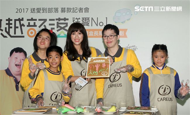 吳姍儒擔任喜憨兒基金會公益大使「送愛到部落」，捐贈愛心餐盒關懷偏鄉學童。（記者邱榮吉/攝影）