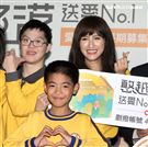 吳姍儒擔任喜憨兒基金會公益大使「送愛到部落」，捐贈愛心餐盒關懷偏鄉學童。（記者邱榮吉/攝影）