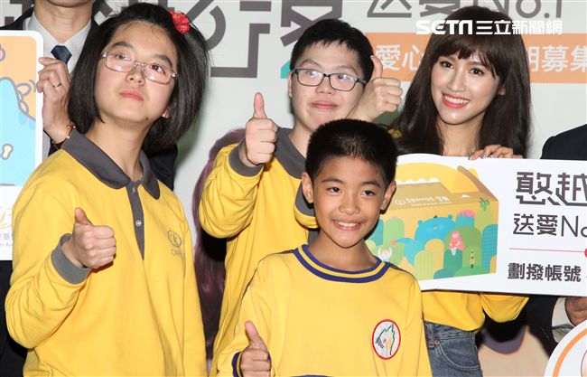 吳姍儒擔任喜憨兒基金會公益大使「送愛到部落」，捐贈愛心餐盒關懷偏鄉學童。（記者邱榮吉/攝影）