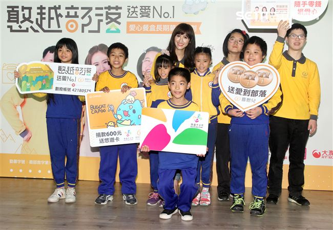 吳姍儒擔任喜憨兒基金會公益大使「送愛到部落」，捐贈愛心餐盒關懷偏鄉學童。（記者邱榮吉/攝影）