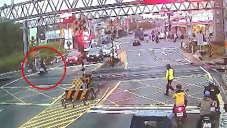 逆向硬闖平交道　女騎士受困險遭撞