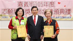 涂醒哲表揚嘉義金牌志工
嘉義市政府22日舉行105年度志願服務表揚，圖為市長
涂醒哲（中）表揚服務時數高達8000小時以上的「金牌
志工」鄭明華（左）、白美智（右）。
中央社記者江俊亮攝　106年2月22日