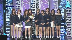 TWICE兩夯曲奪GAON數位音樂獎！嗨唱TT萌翻全場 圖/翻攝自VLIVE