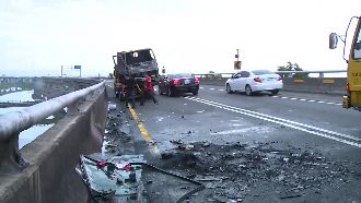 滿載瓦斯罐貨車連環撞　駕駛灼傷命危