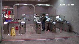 小三通國境門漏水　遊客怒批：很離譜