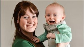 ▲年輕媽媽因兒子拒食母乳發現乳癌。（圖／翻攝自《每日郵報》）
http://www.dailymail.co.uk/femail/article-4239808/Cancer-mother-claims-baby-son-saved-life.html