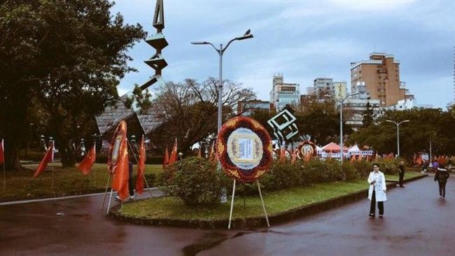 228公園插滿五星旗　他批厚顏無恥