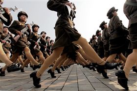 北韓勞動黨建黨週年紀念閱兵儀式中的女兵。（達志影像）