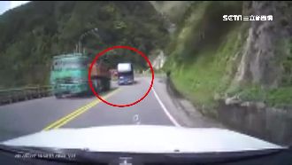 蘇花公路大車連續逆向　賓士急閃路肩