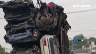 貨車超載7台報廢車　駕駛嚇得閃遠遠