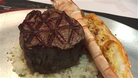 台中老字號泓品年排館，慶祝29周年，3月2日周年慶當天凡70歲以上長者用餐，統統免費，業者希望29周年邀請70歲以上長者免費用餐，29+70=99象徵繼續往百年老店邁進，泓品牛排館推翻傳統牛排吃法，不是用黑胡椒醬來調味，而是蒜末炒豆豉，非常美味。