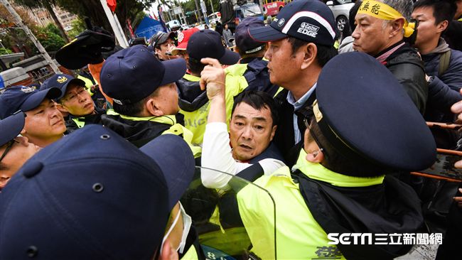 台聯嗆「八百壯士」　場面火爆險衝突
