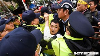 台聯嗆「八百壯士」　場面火爆險衝突