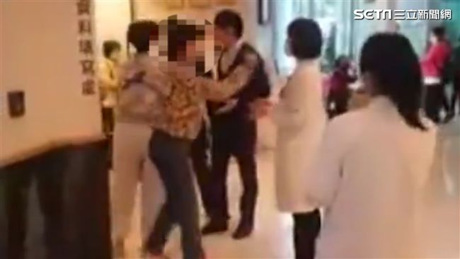 掛號人員未直視　母女檔大鬧醫院
