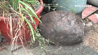 誤認高價玫瑰石　笨賊搬70公斤石頭