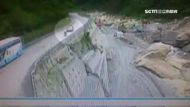 休旅車恍神逆向　騎士遭撞飛墜谷不治