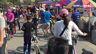 佔紅線+卡車位！直擊八里攤商違擺攤