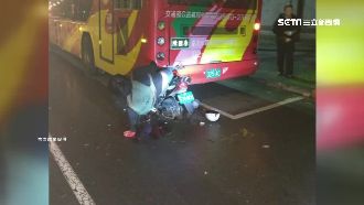 騎士撞違停遊覽車　雙腳卡車底骨折