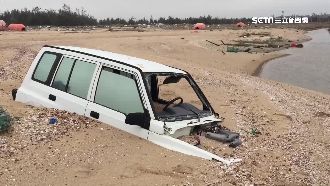 驚！金門海漂垃圾多　連吉普車都漂來