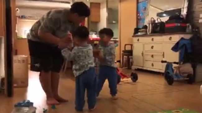 飛翔兄弟端奶瓶回房　自動自發超乖巧