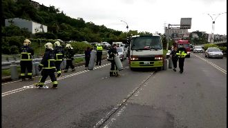 貨車疑未固定好　瓦斯桶滾落氣體外洩
