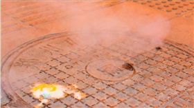 大陸,鄭州,人孔蓋,雞蛋,巡防隊員,鄭洲熱力總公司　圖／翻攝自中國青年網