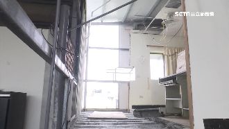 違建內部直擊！空中走廊僅靠螺絲支撐