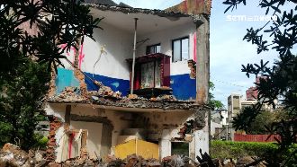 東西都還沒搬！祖傳屋遭強拆剩兩面牆