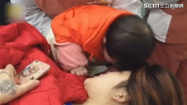 影／母親護子受傷　孩子依偎不離去