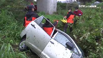 駕駛疑酒駕又路滑　連人帶車摔落橋下