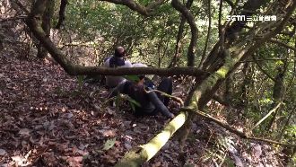 騙警山區取槍脫逃　警追丟人還困峭壁